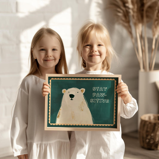 Poster Kinderzimmer Bär · Bear With Me Wortspiel · Lustiges Tierposter mit Spruch · Coole Wanddeko für Kinderzimmer · Dekoprint ohne Rahmen-1
